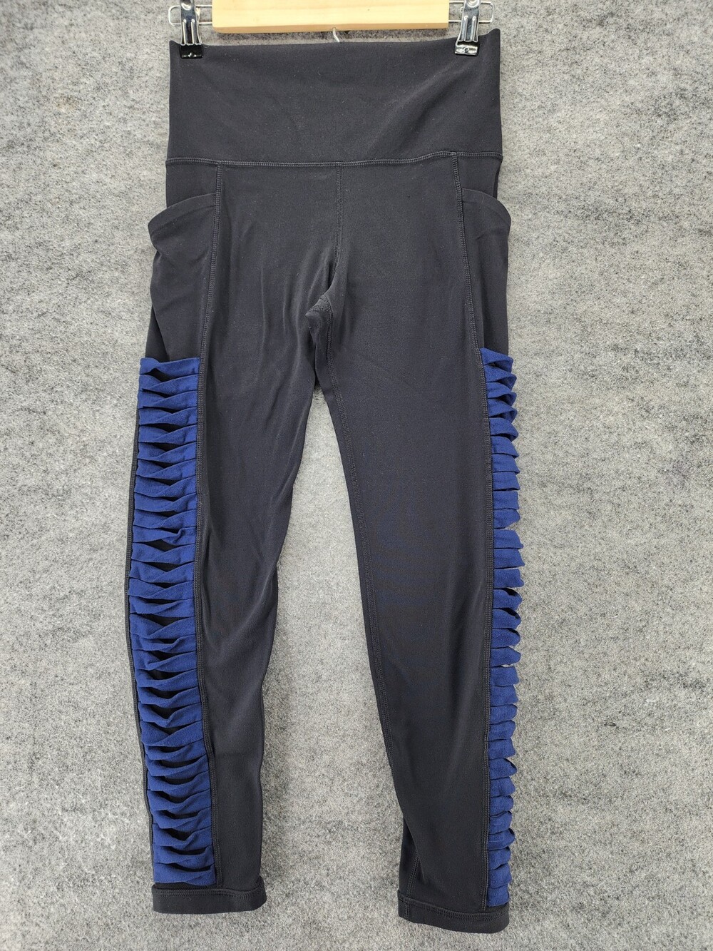 Athleta Leggings Womens Small Salutation 7/8 Tight Black